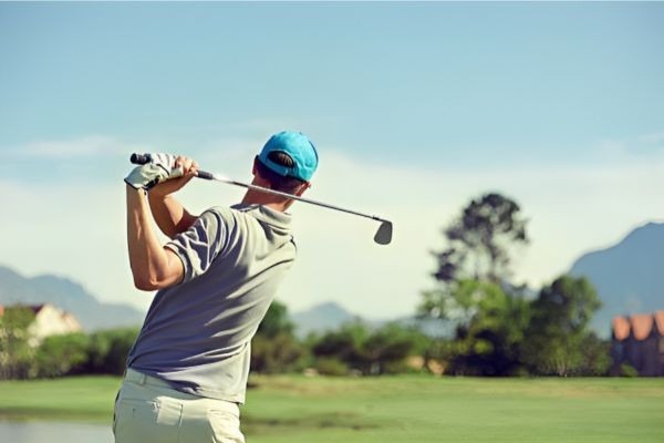 Mastering the art of straight golf shots with three key techniques for a more natural and effective swing