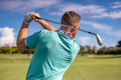 Mastering the perfect golf swing to elevate your game and improve accuracy, power, and consistency