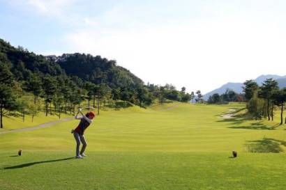 Unlocking the perfect balance between left-hand control and right-hand power for a powerful and precise golf swing